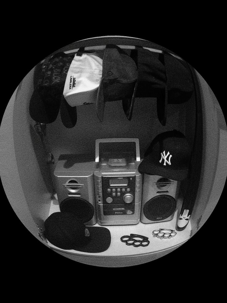 Culture rap — boombox et casquettes dans la rue